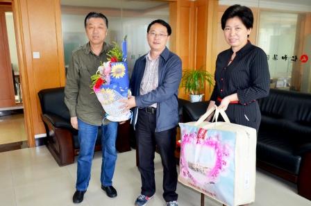 luck18工会走访慰问2015年度劳模 (1).jpg